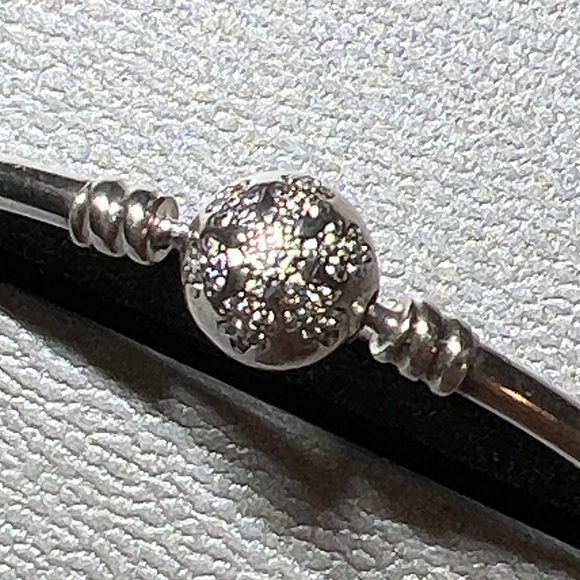 Limited Edition Unique Snowflake Bangle w Pandora Clasp & Box - Picture 1 of 13